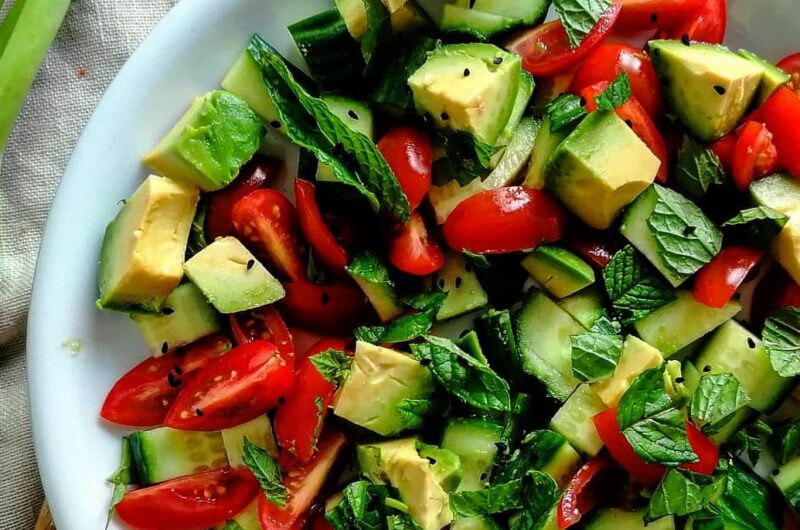Einfacher TomatenAvocado-Salat vegan