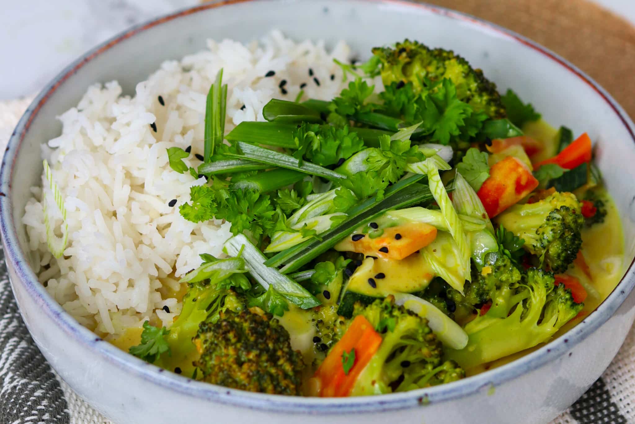 Einfaches Gemüse Curry mit Kokosmilch, Nahaufnahme der grauen Schüssel Curry mit Basmatireis