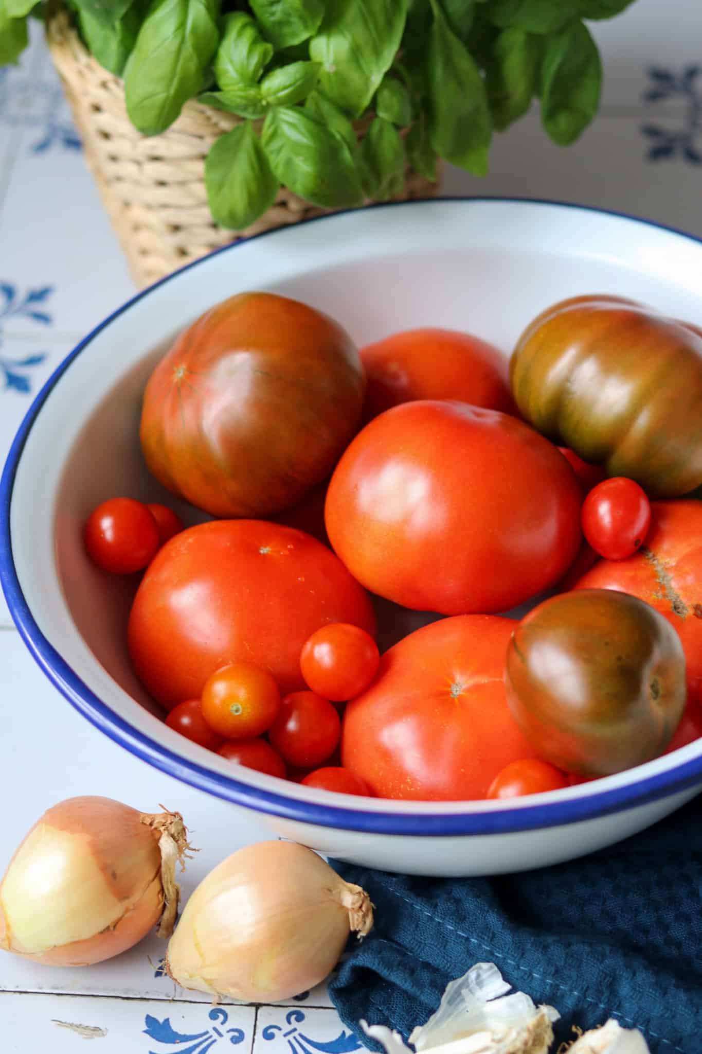 leckere Tomaten in einer Emaille Schale auf blauen Fliesen
