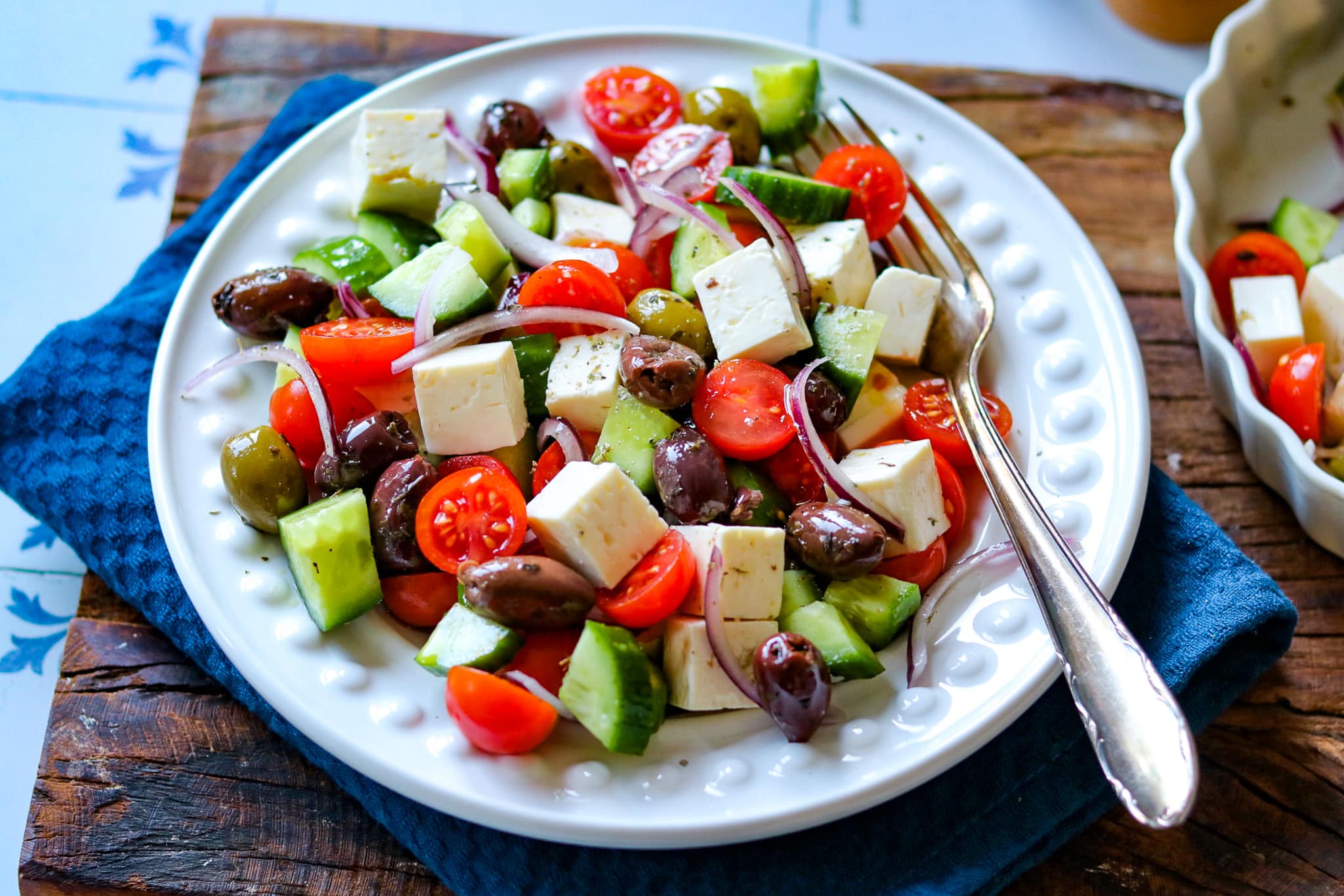 griechischer salat oder bauernsalat aus oliven Tomaten und Gurken
