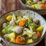 Spitzkohleintopf mit Hackbällchen