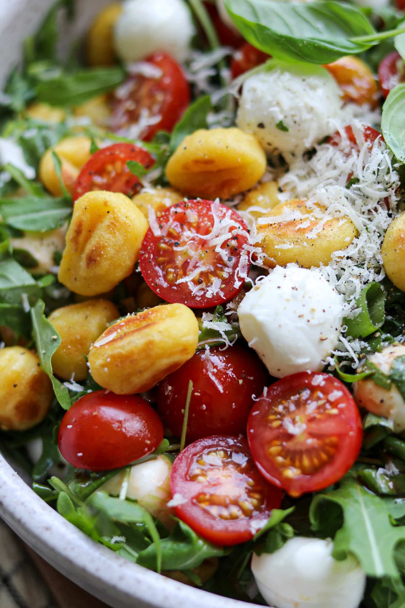 Gnocchi Salat mit Tomaten und frischem Parmesan, gerieben
