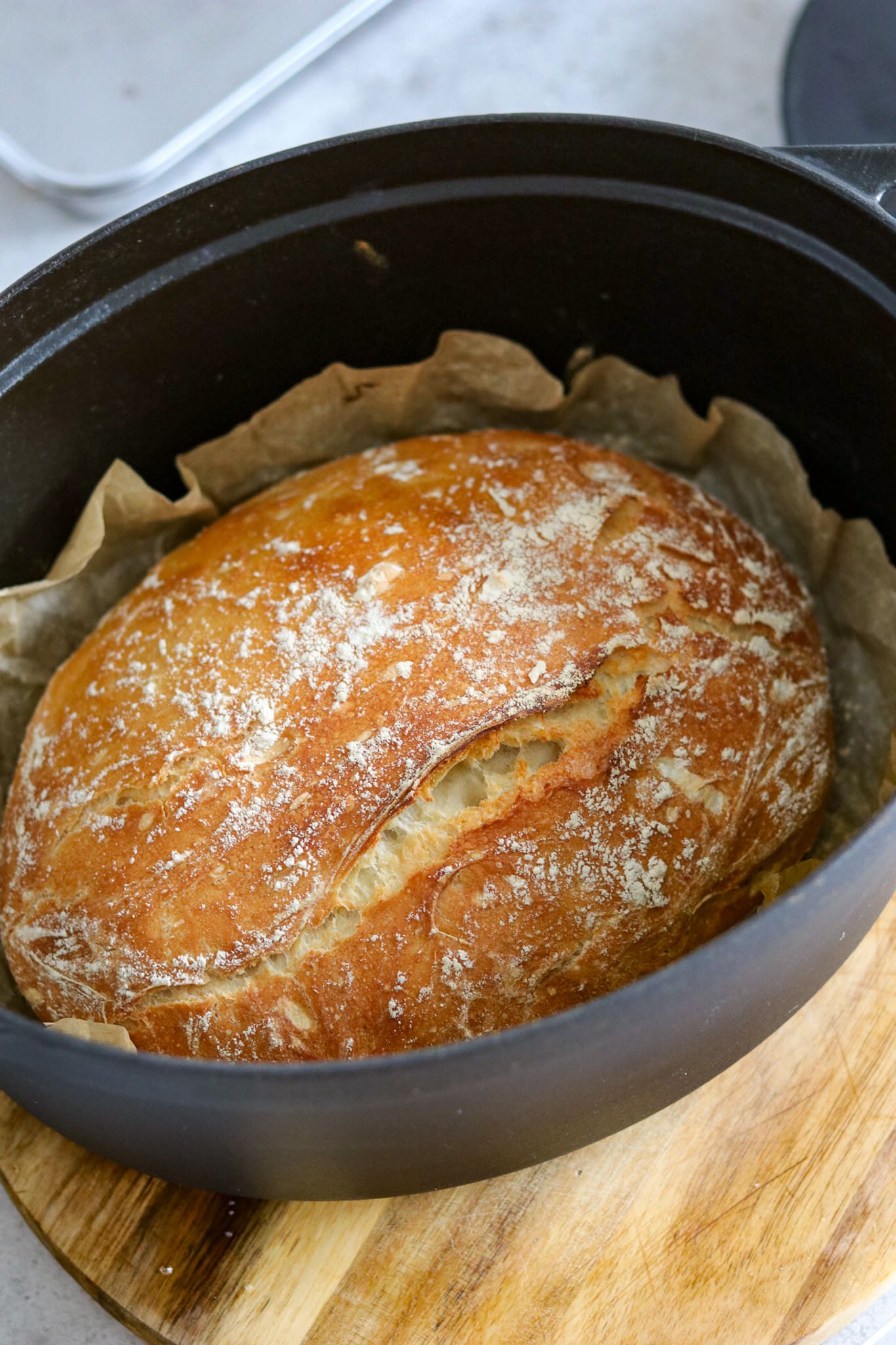 Brot in Gusseiserner Form goldbraun gebacken mit Knusperkruste