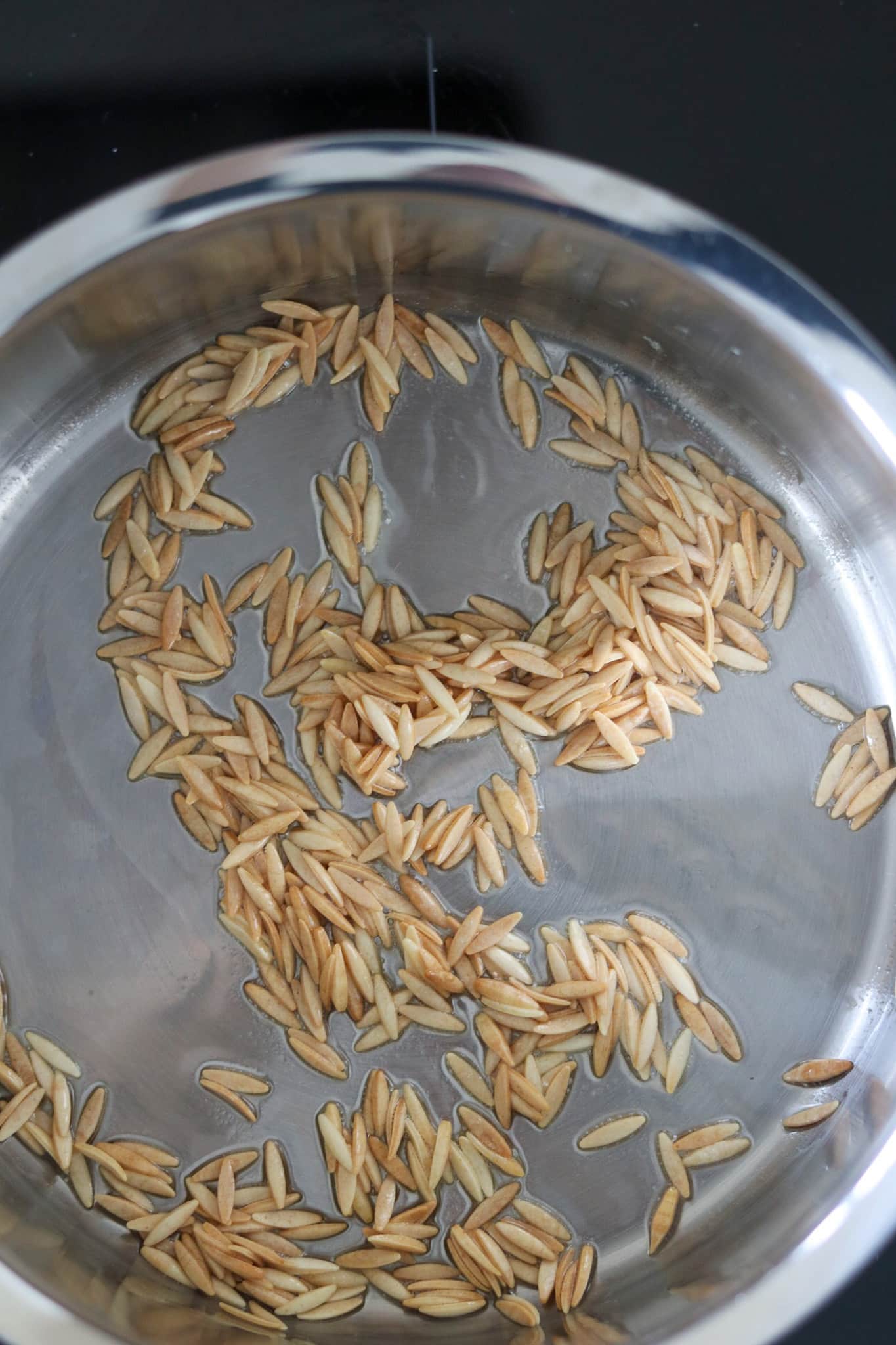 Nudeln für arabischen Reis anbraten