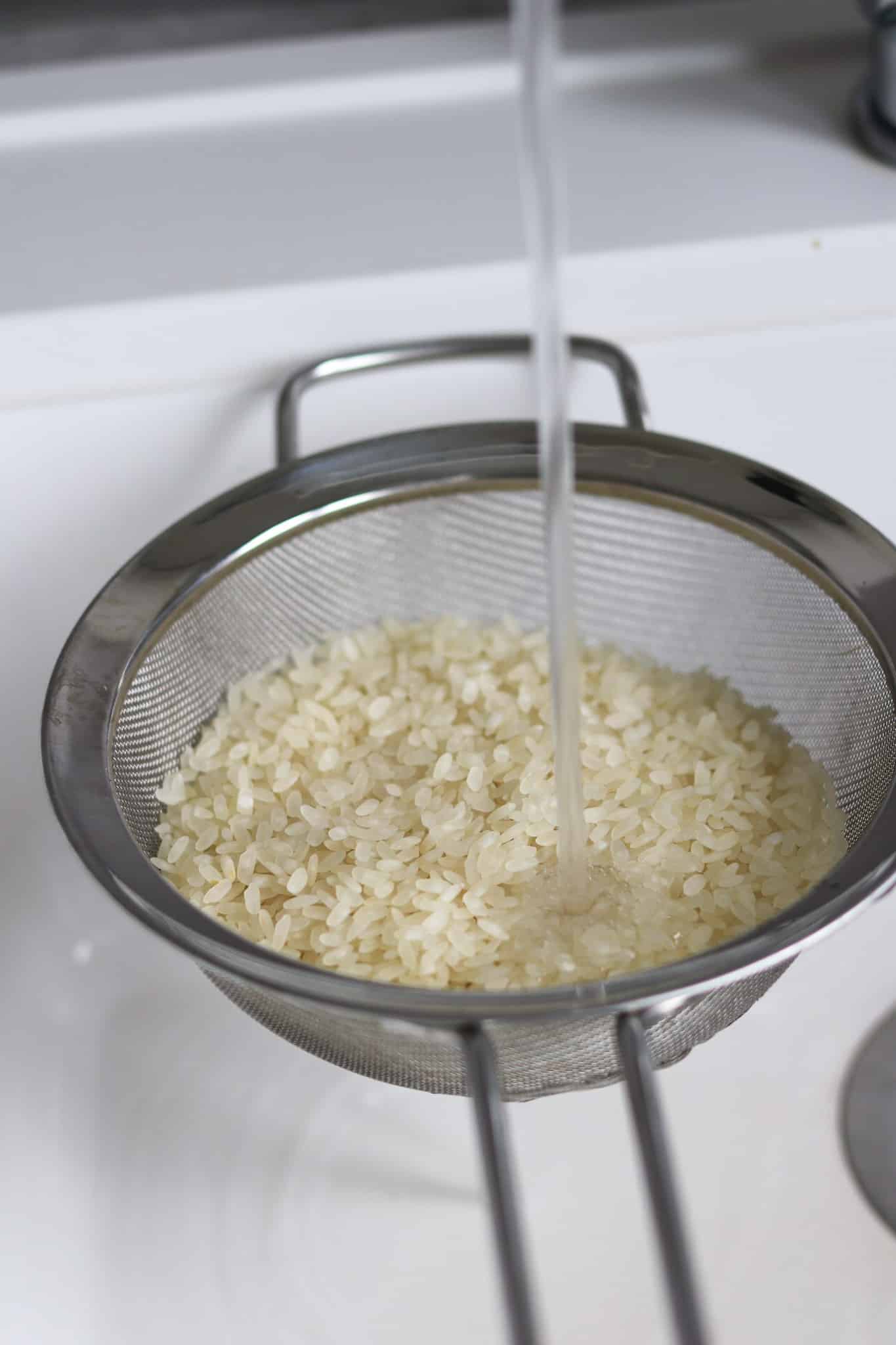 Reis in Sieb waschen