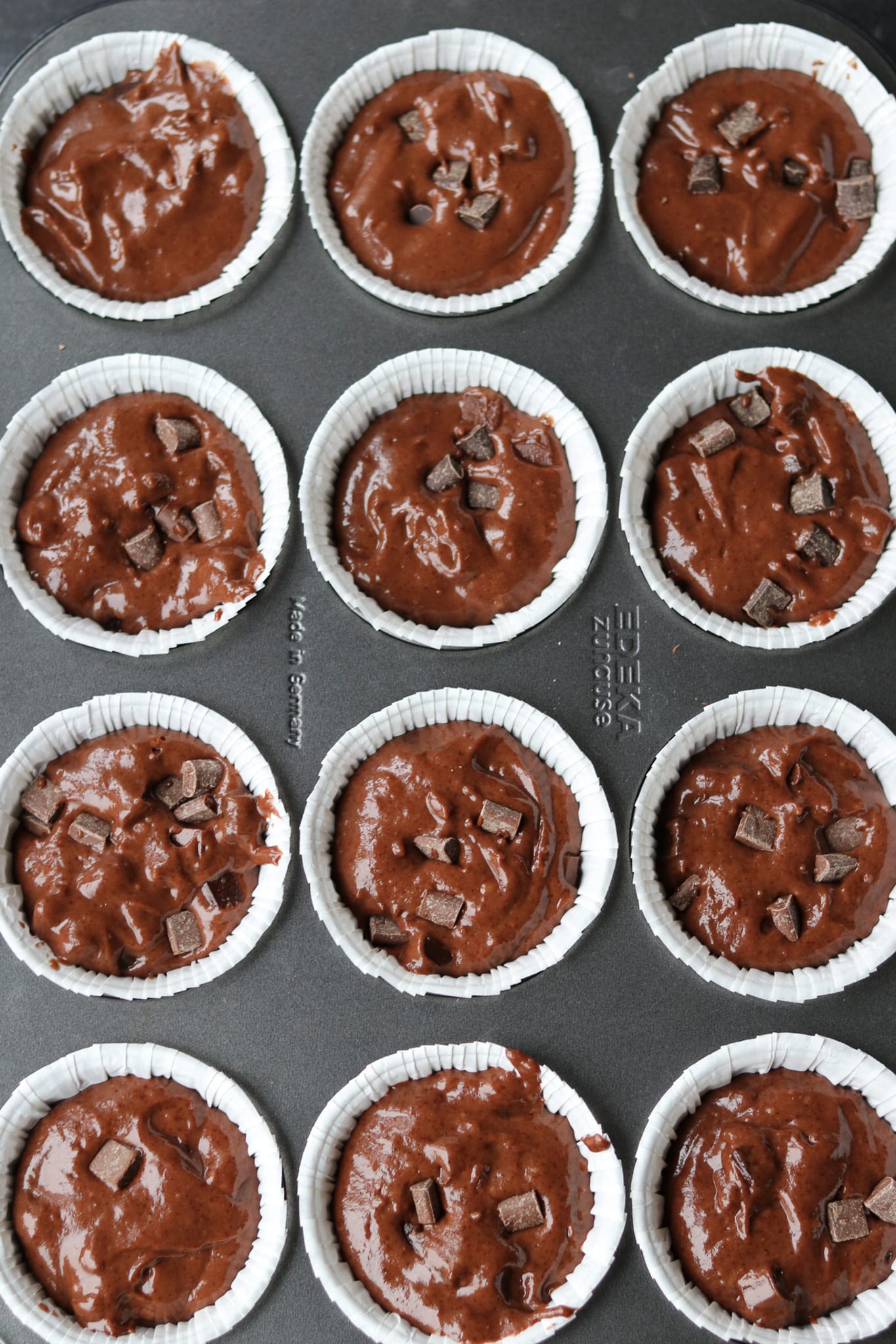 Double Chocolate Muffins, Teig in Förmchen verteilt, vor dem Backen