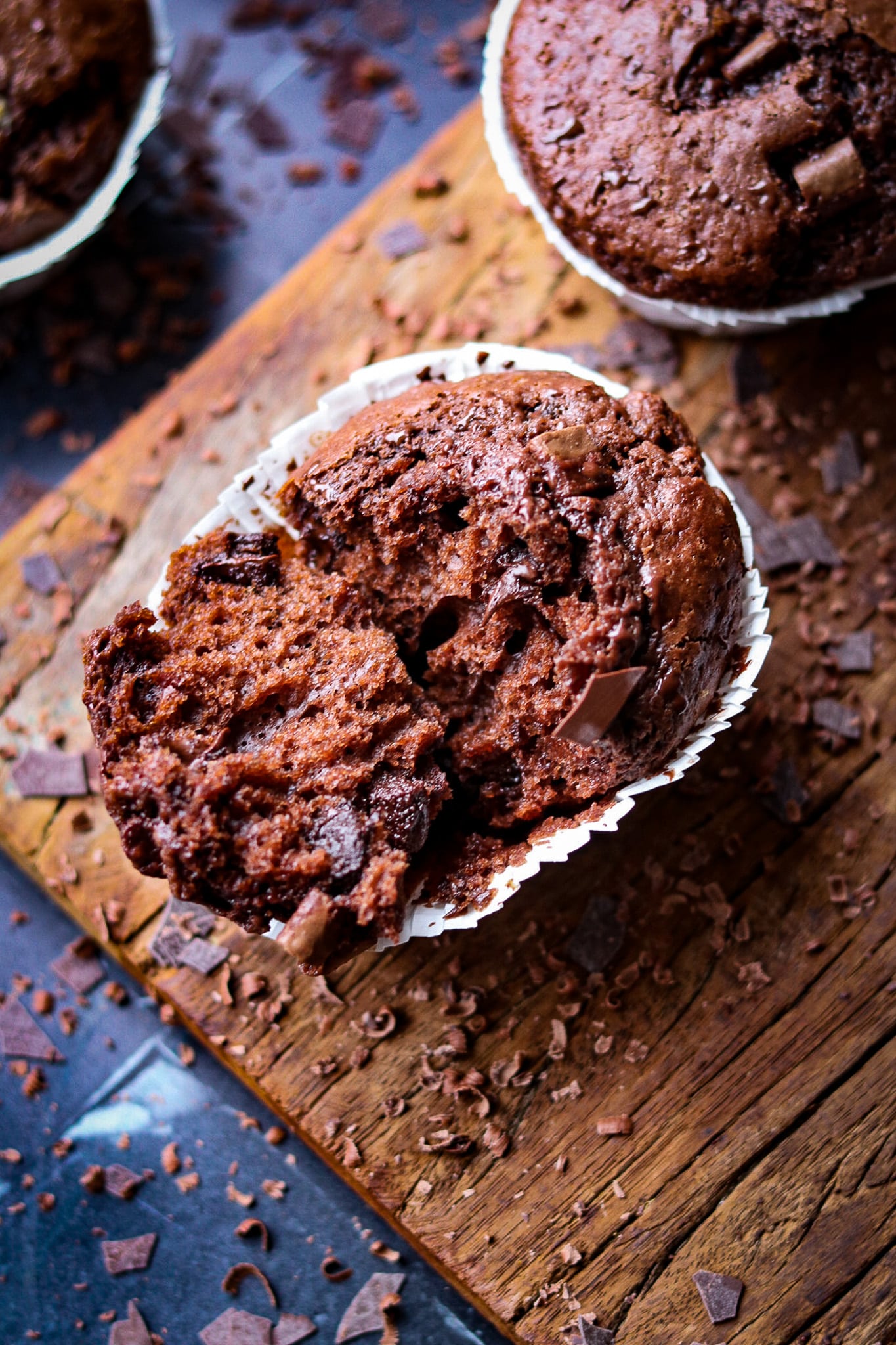 Double Chocolate Muffins, aufgerissen mit fluffigem Inneren Teil
