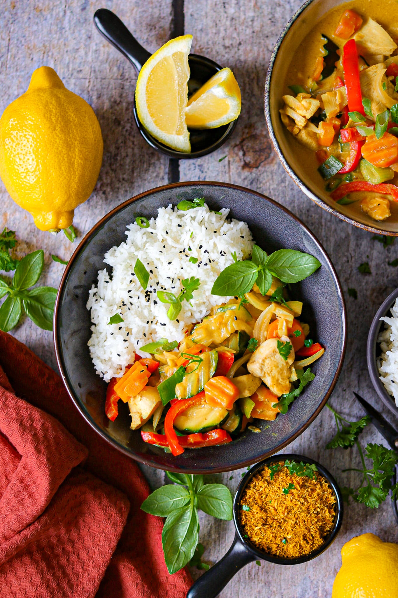 Hähnchen Curry mit Reis und viel Gemüse