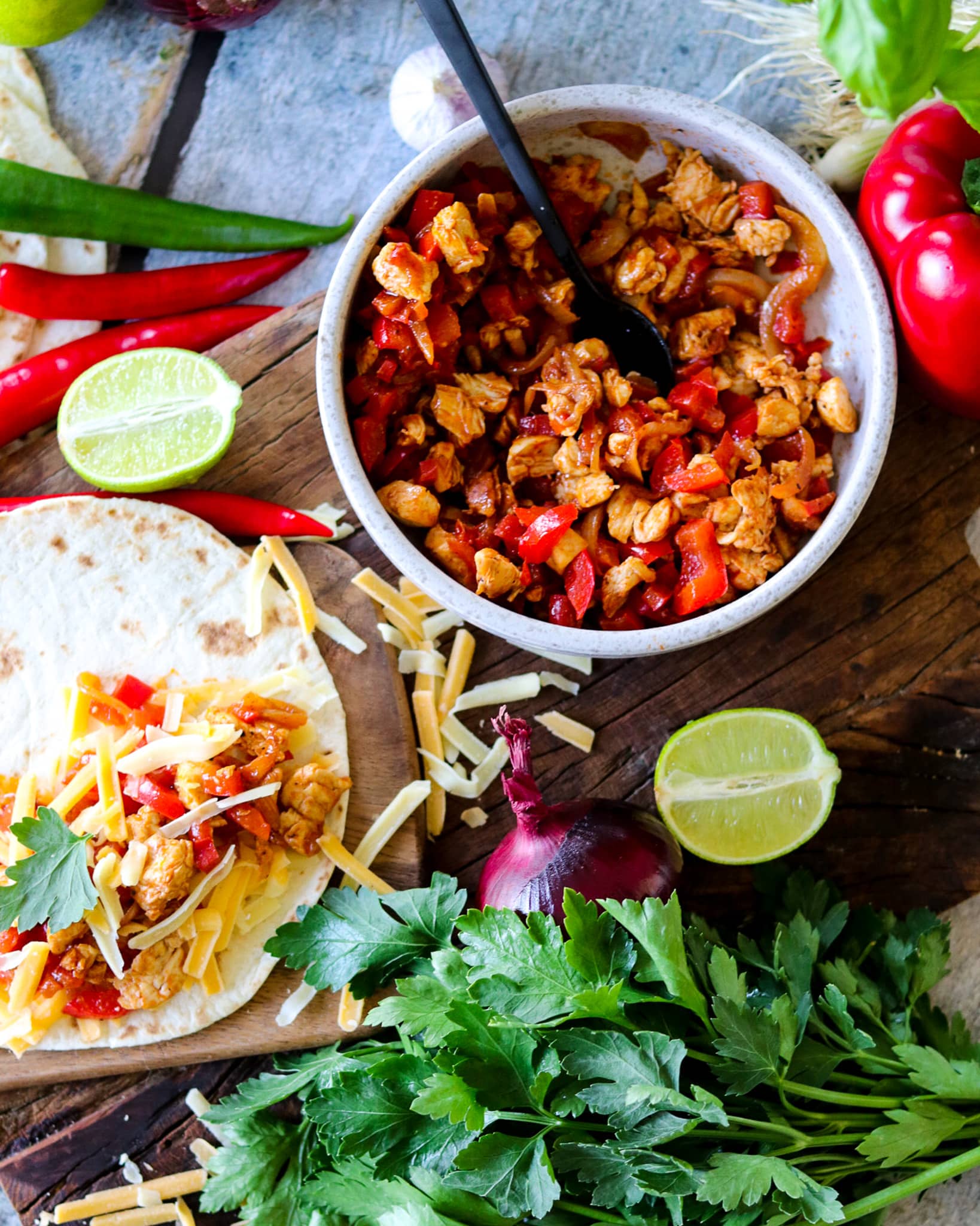 Quesadillas – mit Hähnchen und Paprika, geöffnet und fertig zum Befüllen