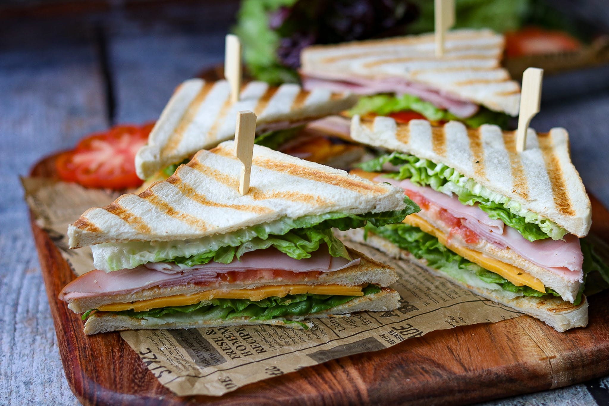 Club Sandwich, Anschnitt, man erkennte den Käse, Schinken und Salat in Schichten