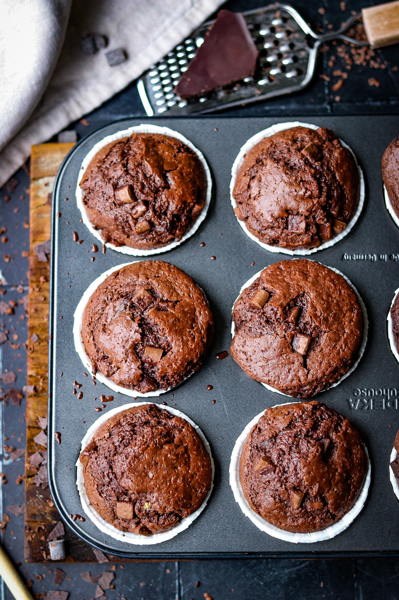 Double Chocolate Muffins, fertige Muffins zum Auskühlen bereit 