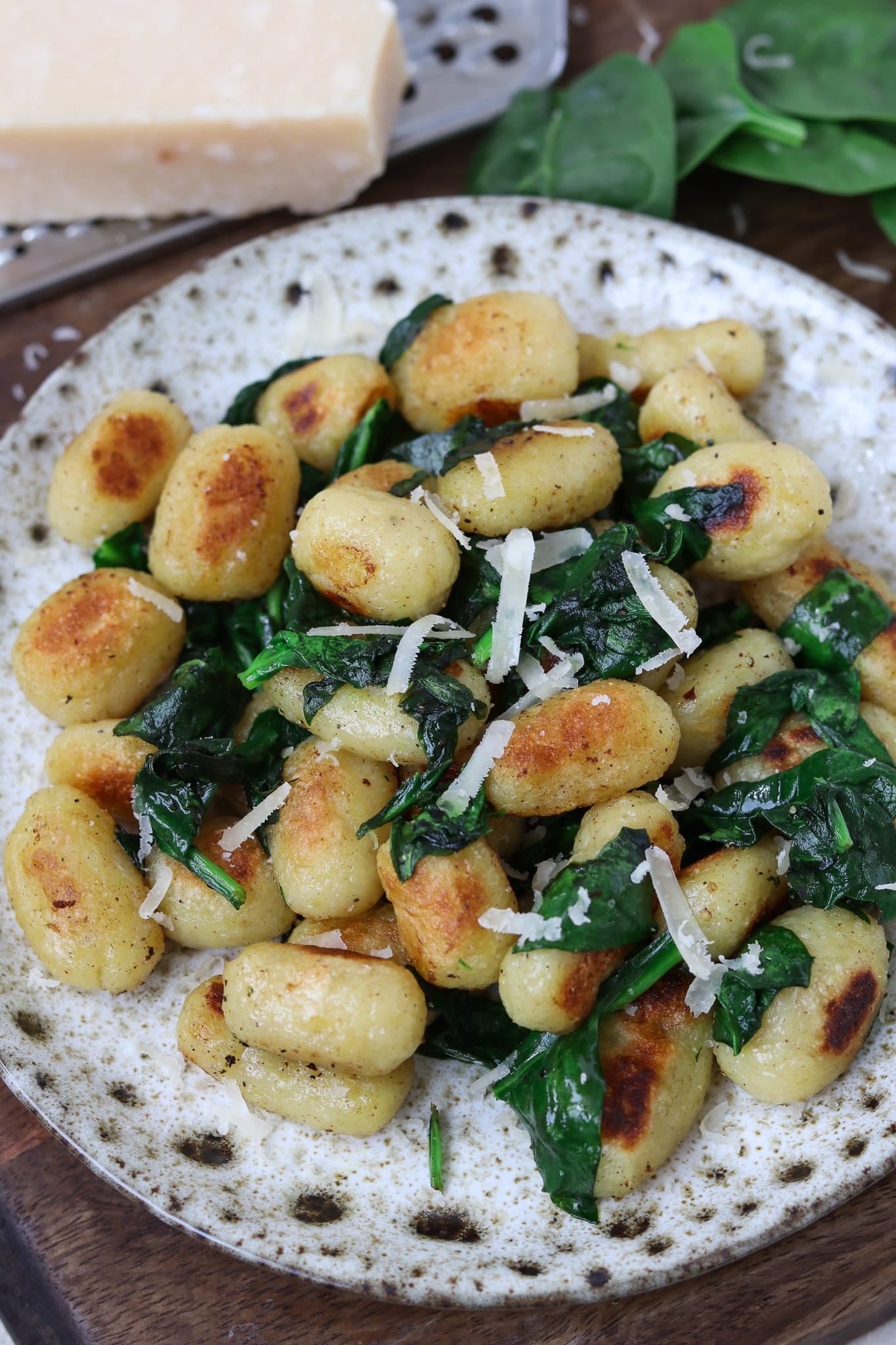 Gnocchi selber machen – das Grundrezept hier serviert mit Spinat