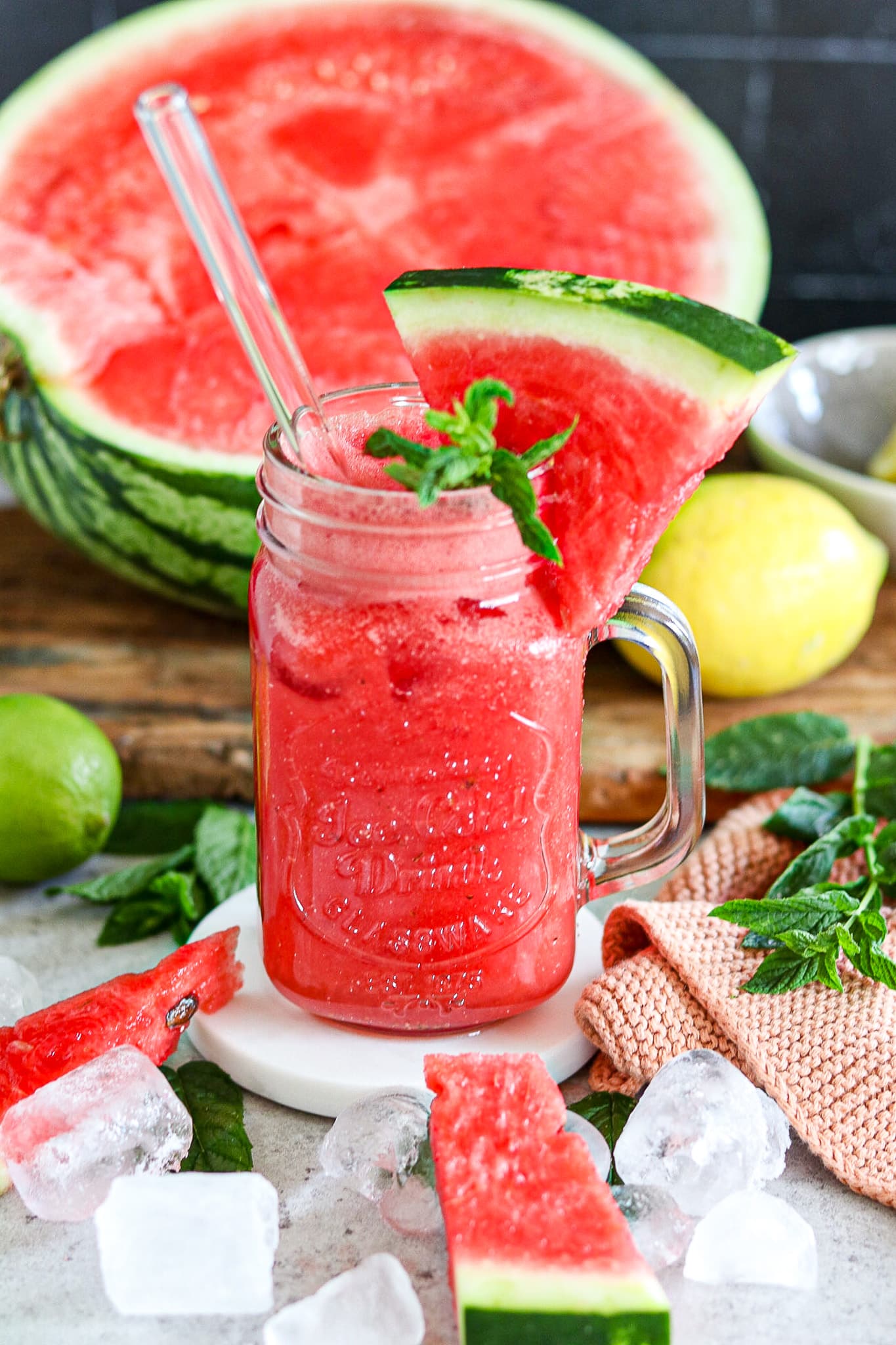 Wassermelonen Smoothie, dekorier mit Minze in einem Glas mit Strohhalm
