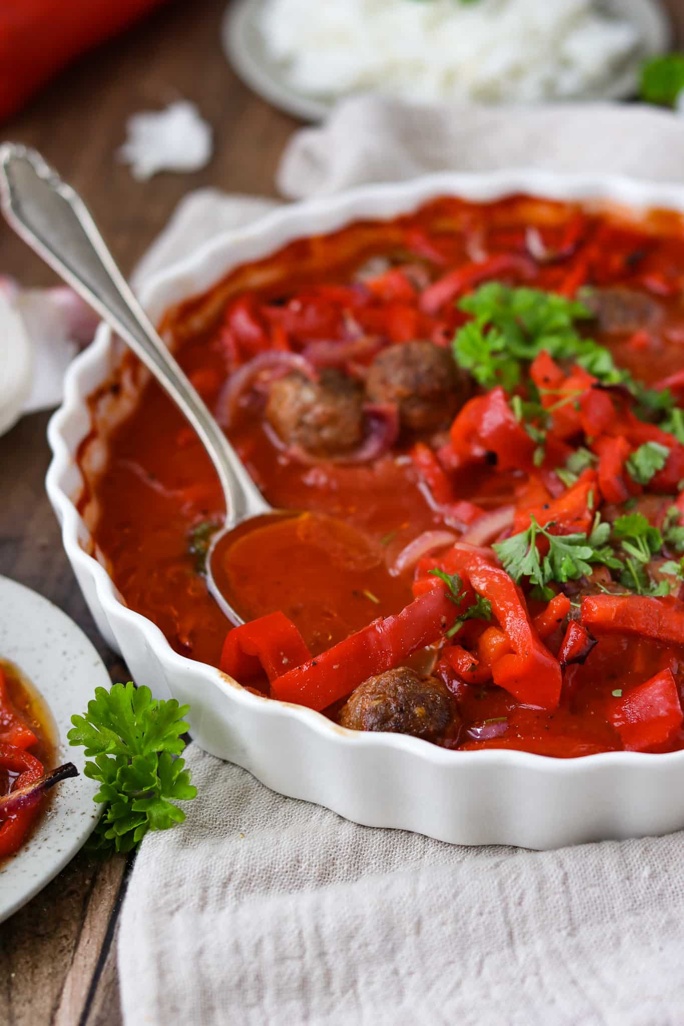 Hackbällchen im Ofen mit Soße &amp; Paprika