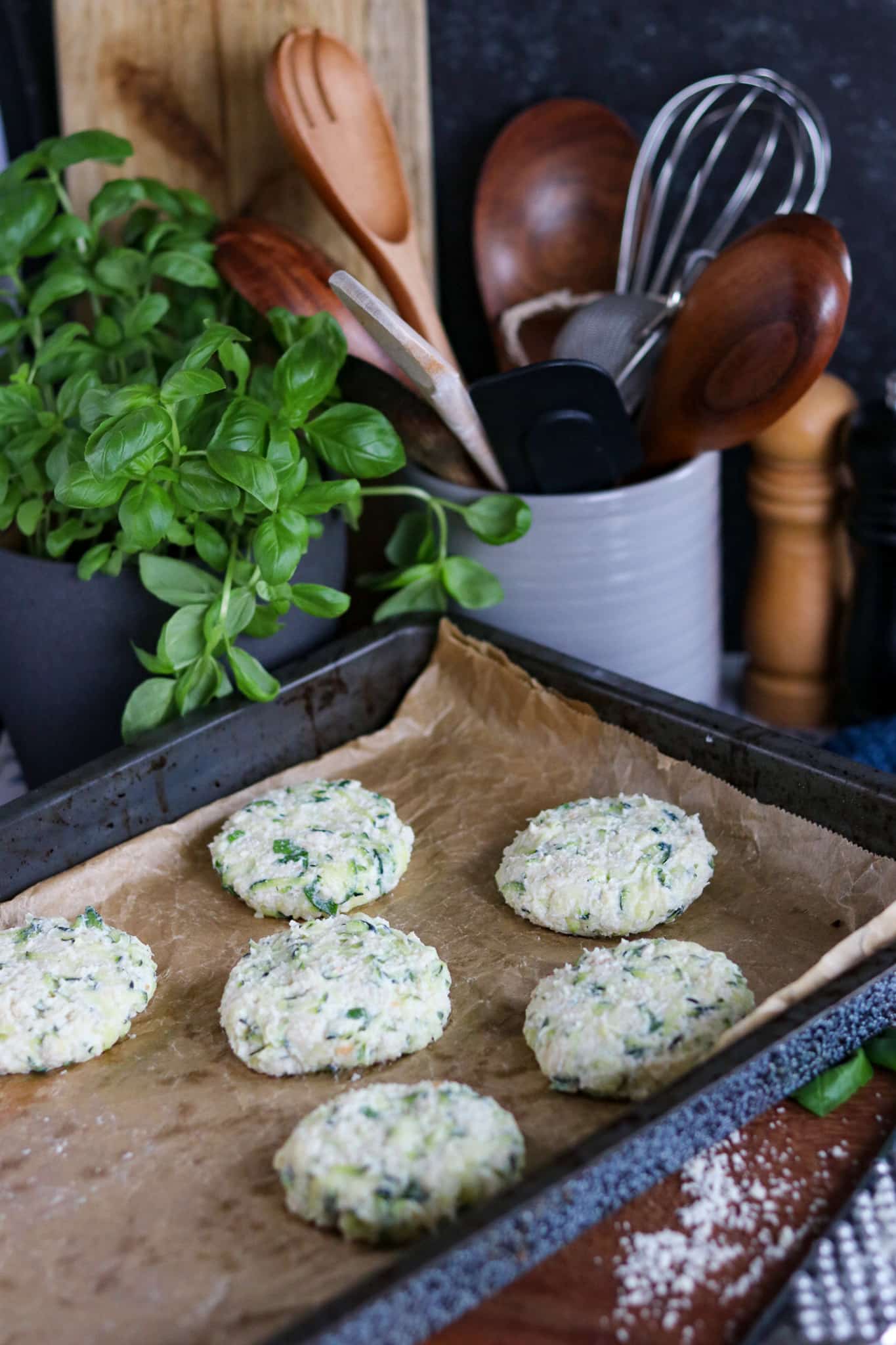 Ofen Zucchini Bratlinge – mit Ricotta, die rohen Bratlinge auf einem Backblech