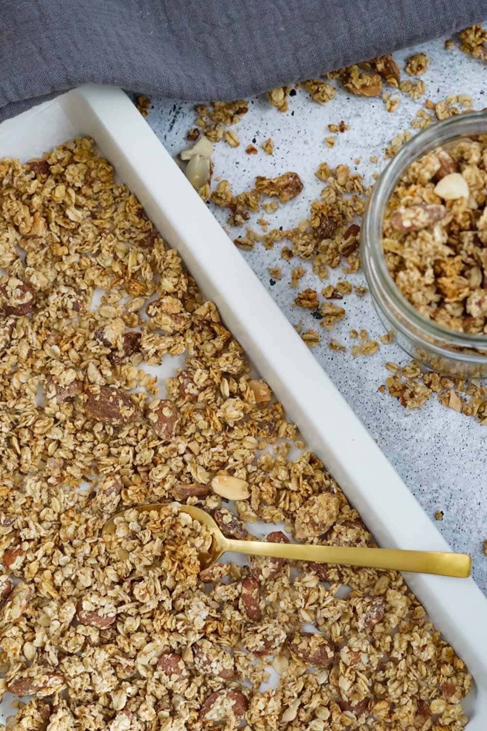 Granola selber machen – super einfach, gesundes rezept auf einem hellen backblech