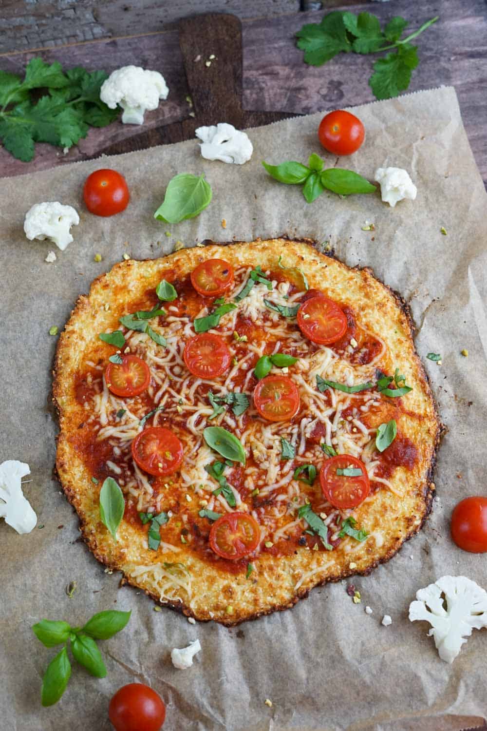 low carb blumenkohlpizza mit käse und tomaten