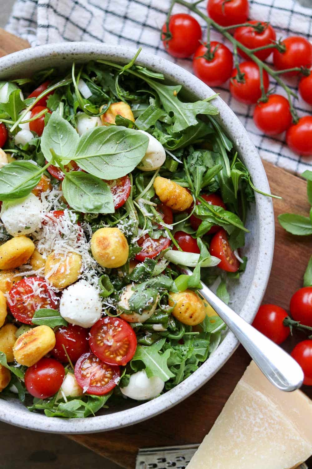 Gnocchi Salat mit frischem Rucola und halbierten Tomaten