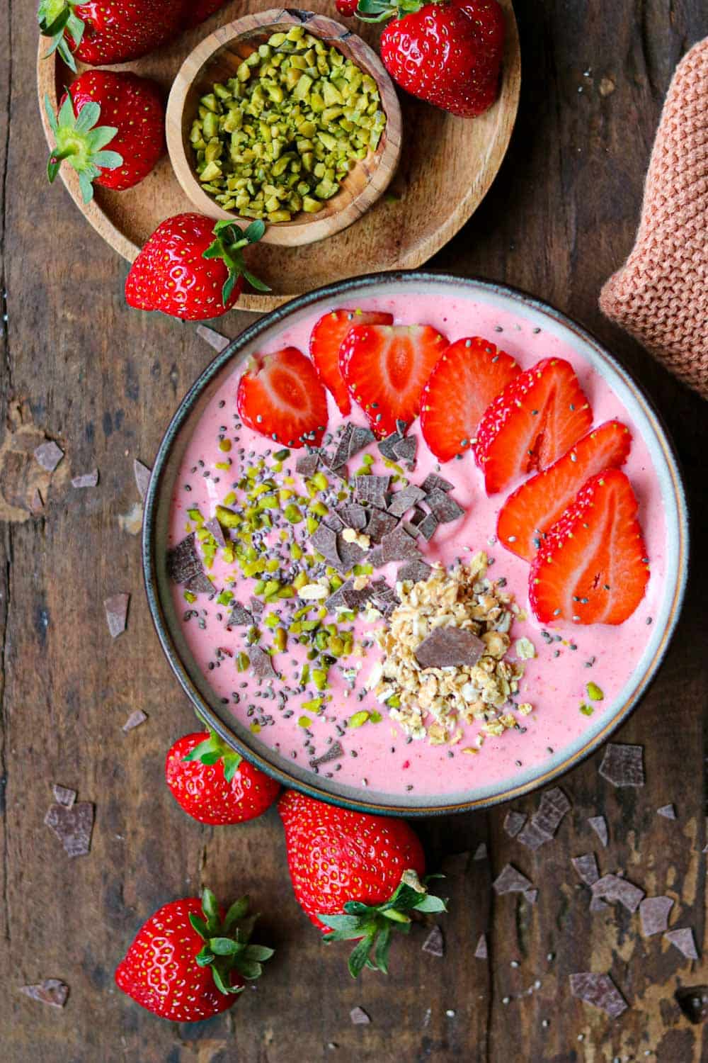 smoothie bowl rezepte mit frischen erdbeeren und toppings wie granola und schokolade