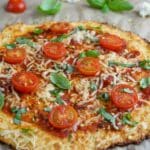 Low Carb Blumenkohlpizza mit tomaten und käse