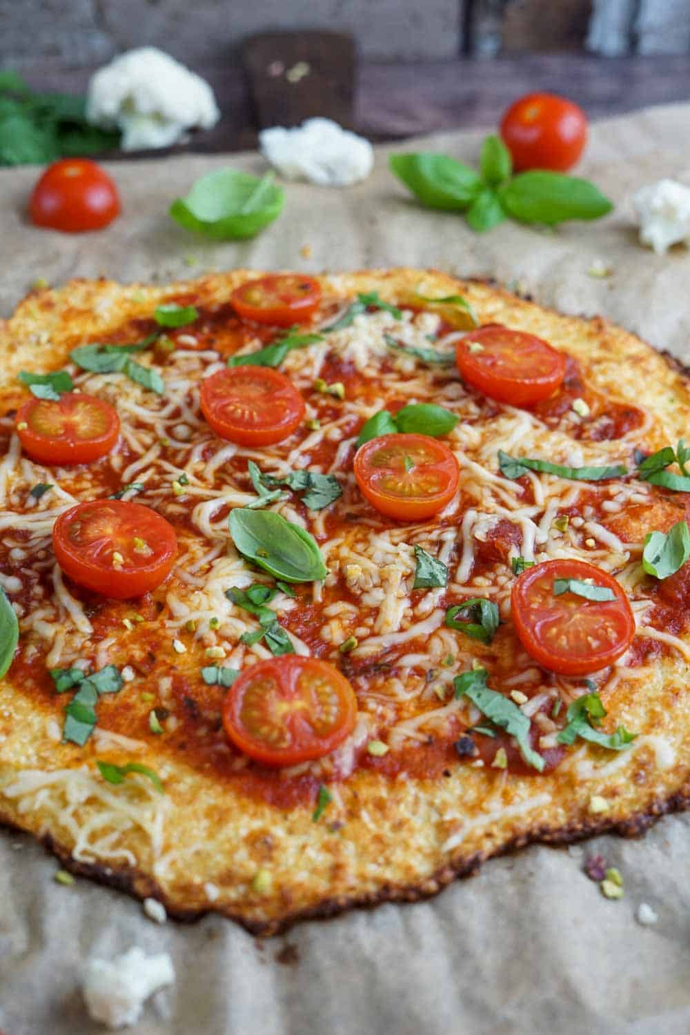 Low Carb Blumenkohlpizza mit tomaten und käse