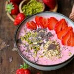 Protein Smoothie Bowl aus erdbeeren mit frischen toppings wie granola