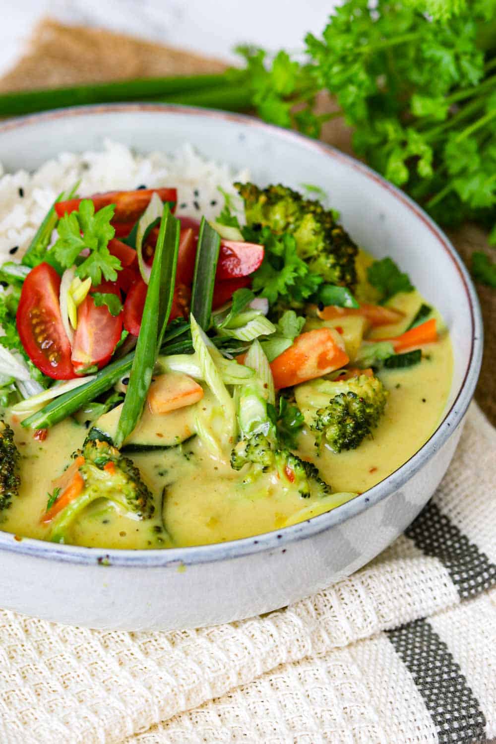 Einfaches Gemüse Curry mit Kokosmilch, Nahaufnahme der grauen Schüssel Curry mit Basmatireis