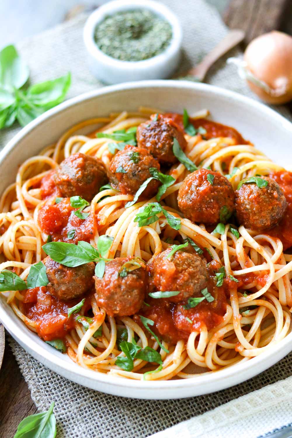 Spaghetti mit Fleischbällchen in Tomatensoße