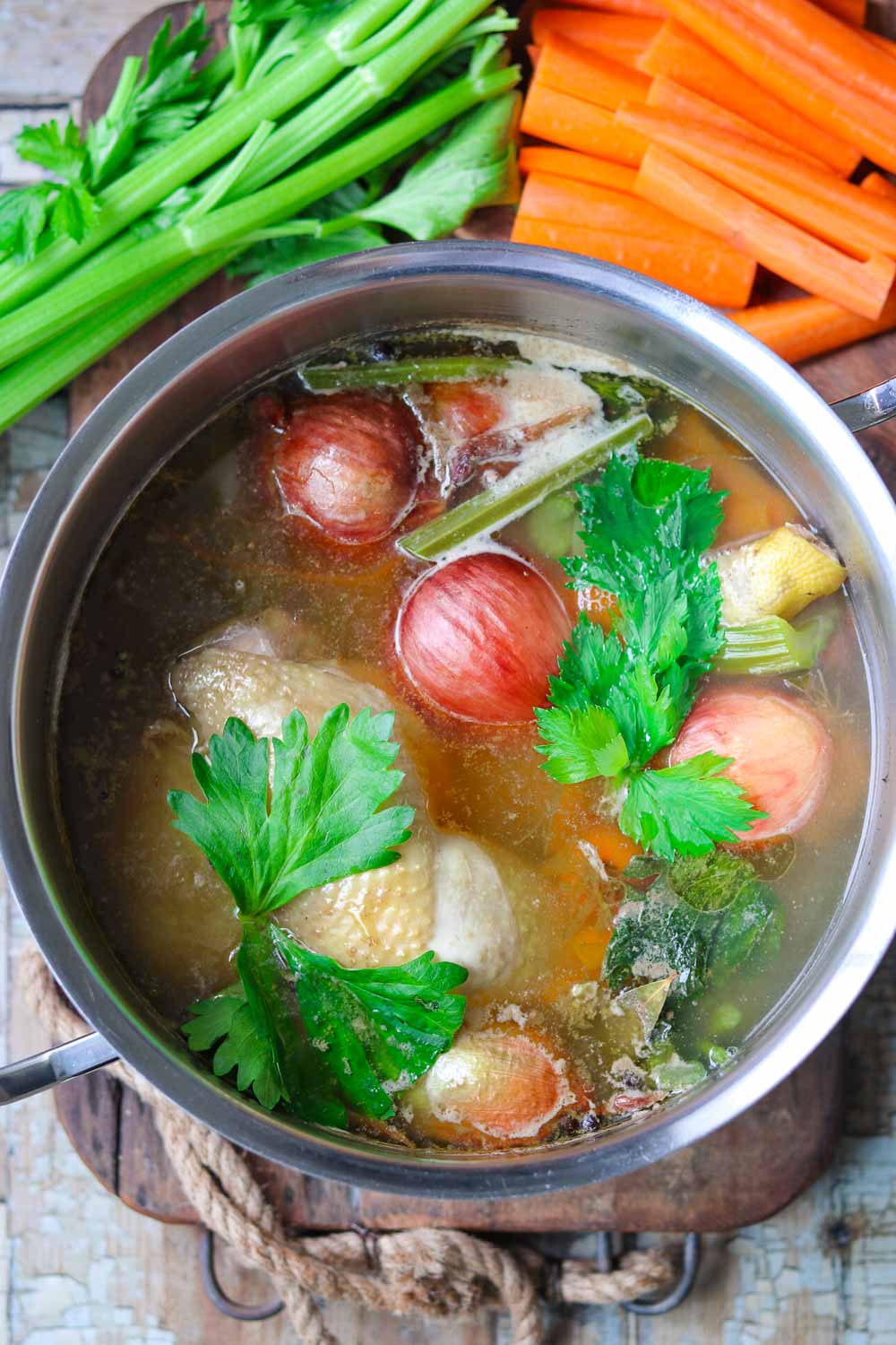 hühnerbrühe kochen einfach erklärt mit suppengrün und gewürzen