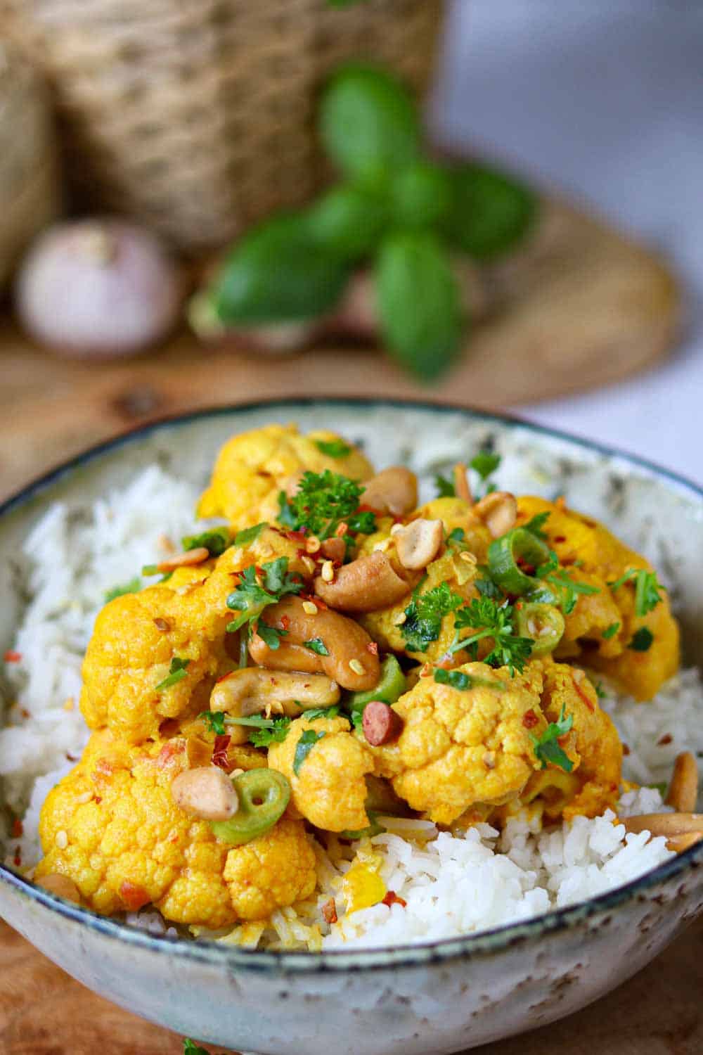 blumenkohl curry mit chiliflocken und kräutern