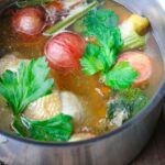 Hühnerbrühe kochen das grundrezept mit suppengrün und zwiebeln