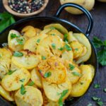 Bratkartoffeln aus gekochten Kartoffeln mit frischen Kräutern