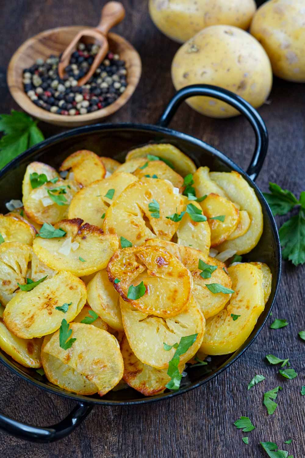 Bratkartoffeln aus gekochten Kartoffeln mit frischen Kräutern