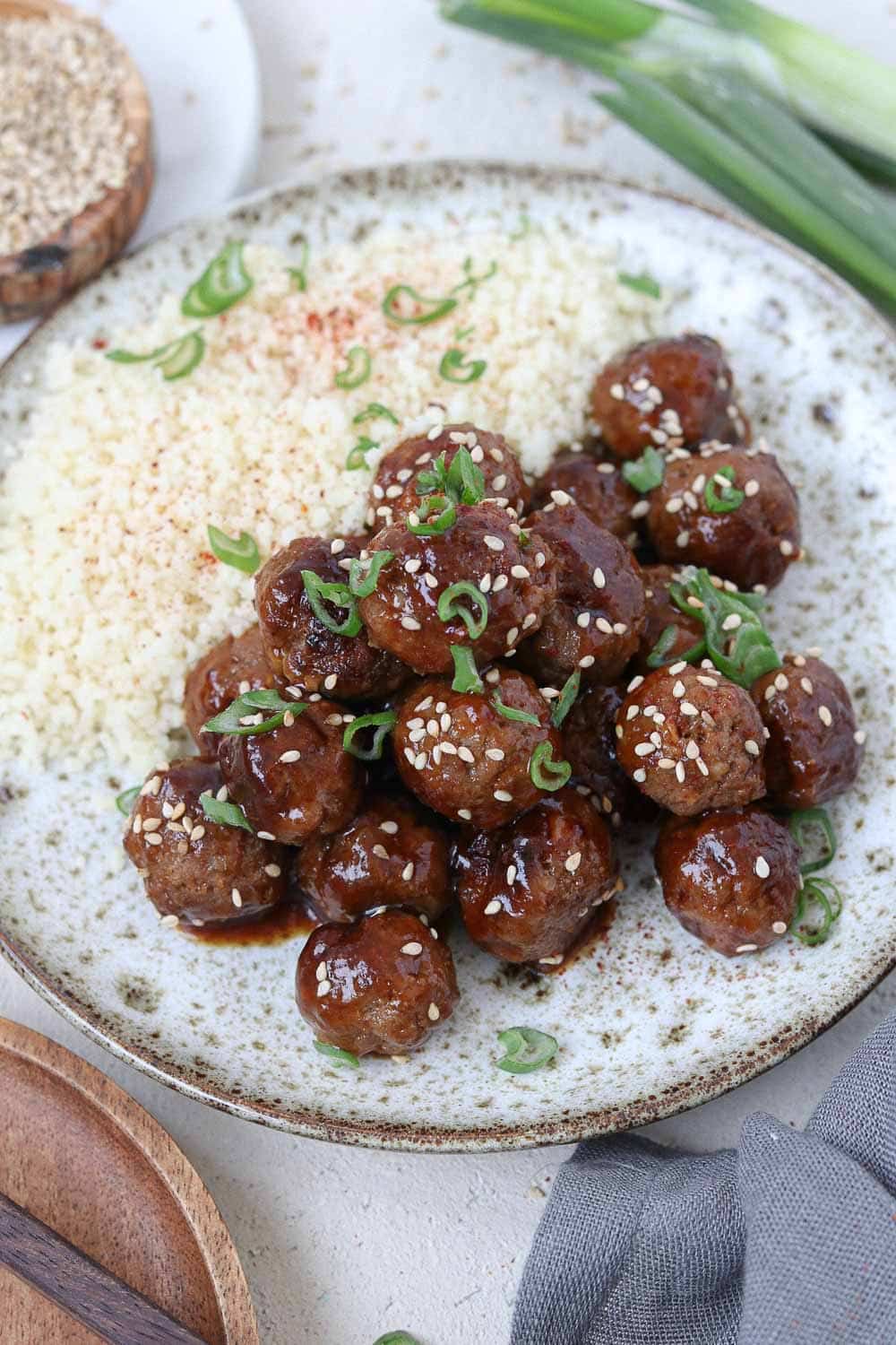 Asiatische Hackbällchen - mit Sesam in leckerer Soße mit Reis und Frühlingszwiebeln