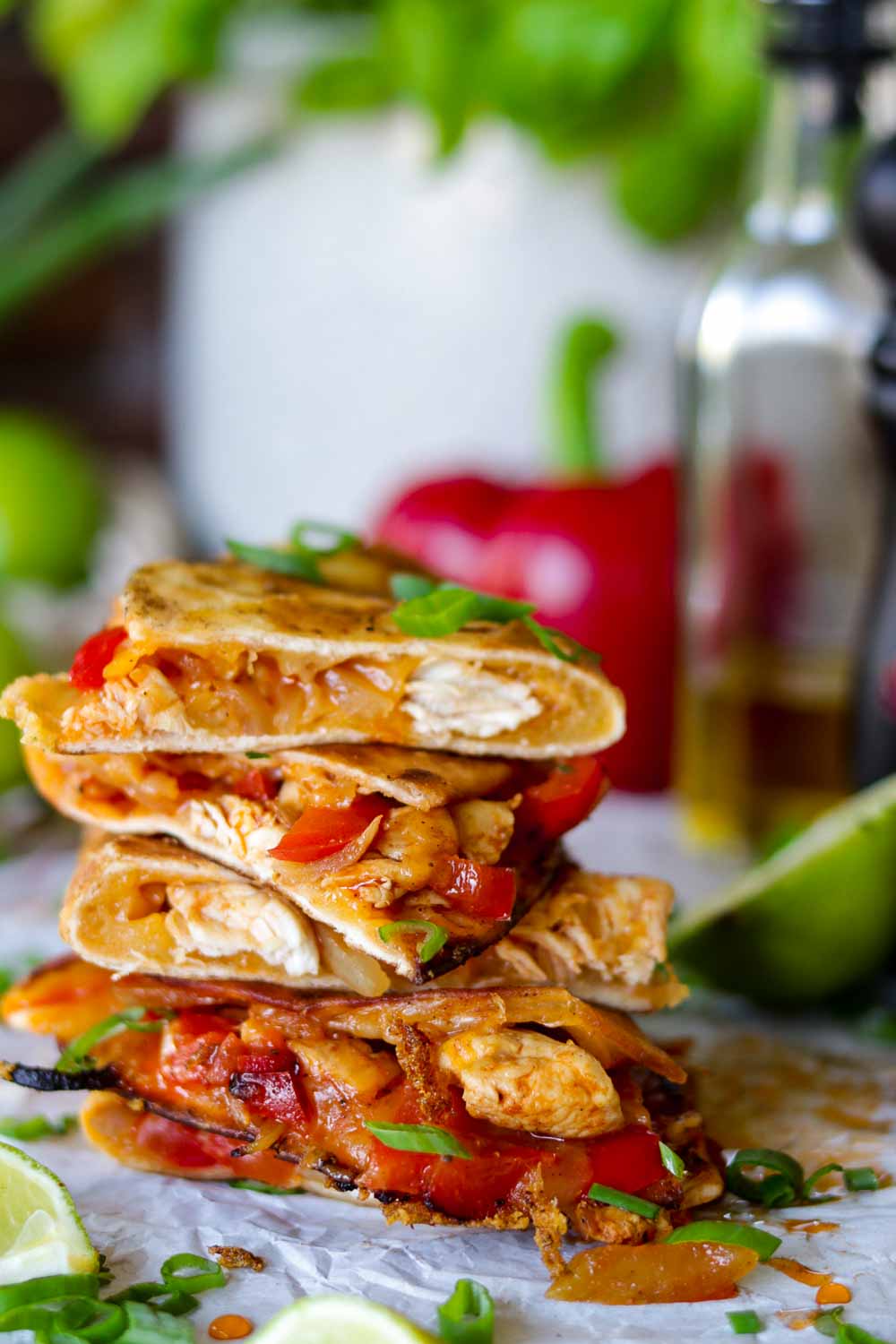 Quesadillas – mit Hähnchen und Paprika, gestapelt und im Anschnitt sichtbar