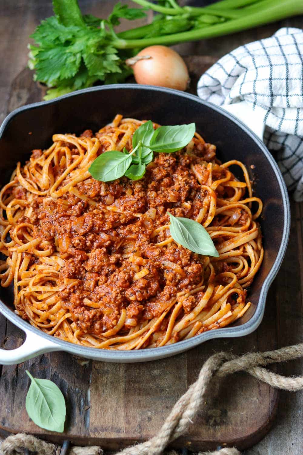 Leckere Spaghetti Bolognese selber machen mit Hackfleisch in einer Pfanne mi Basilikum