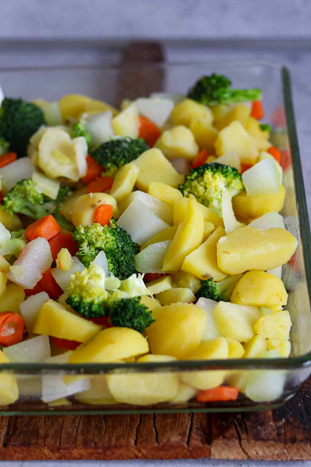 Schritt 3 Kartoffeln, Möhren, Brokkoli in Auflaufform für Gemüseauflauf, ohne Soße