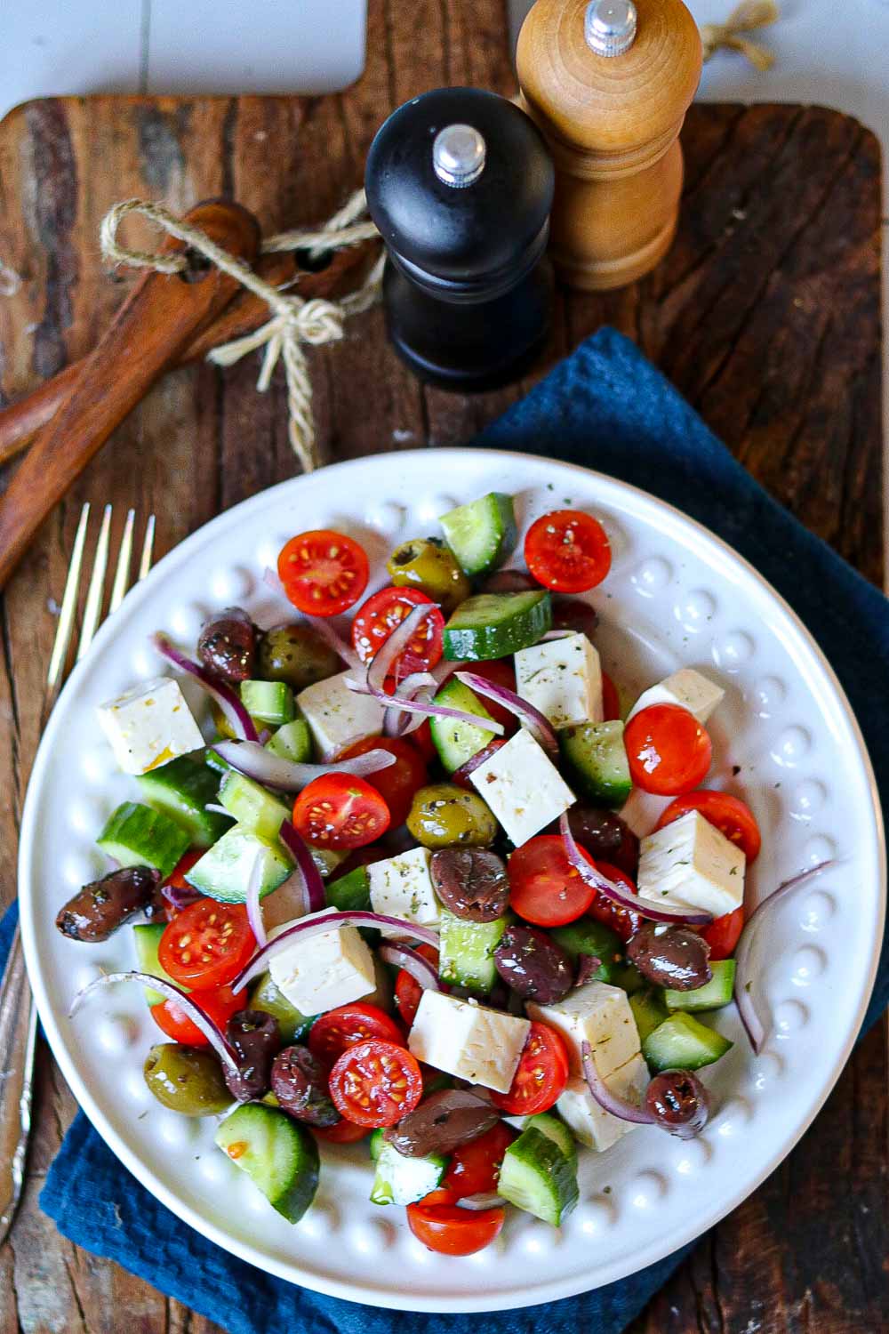 griechischer Salat, nahaufnahme mit Oliven und halbierten Kirschtomaten