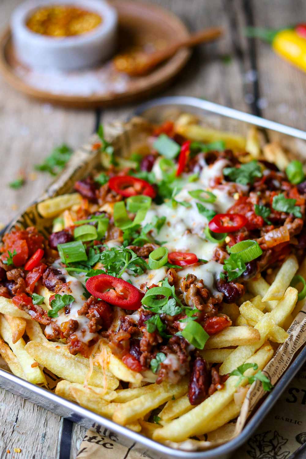 Chili Cheese Fries mit Toppings