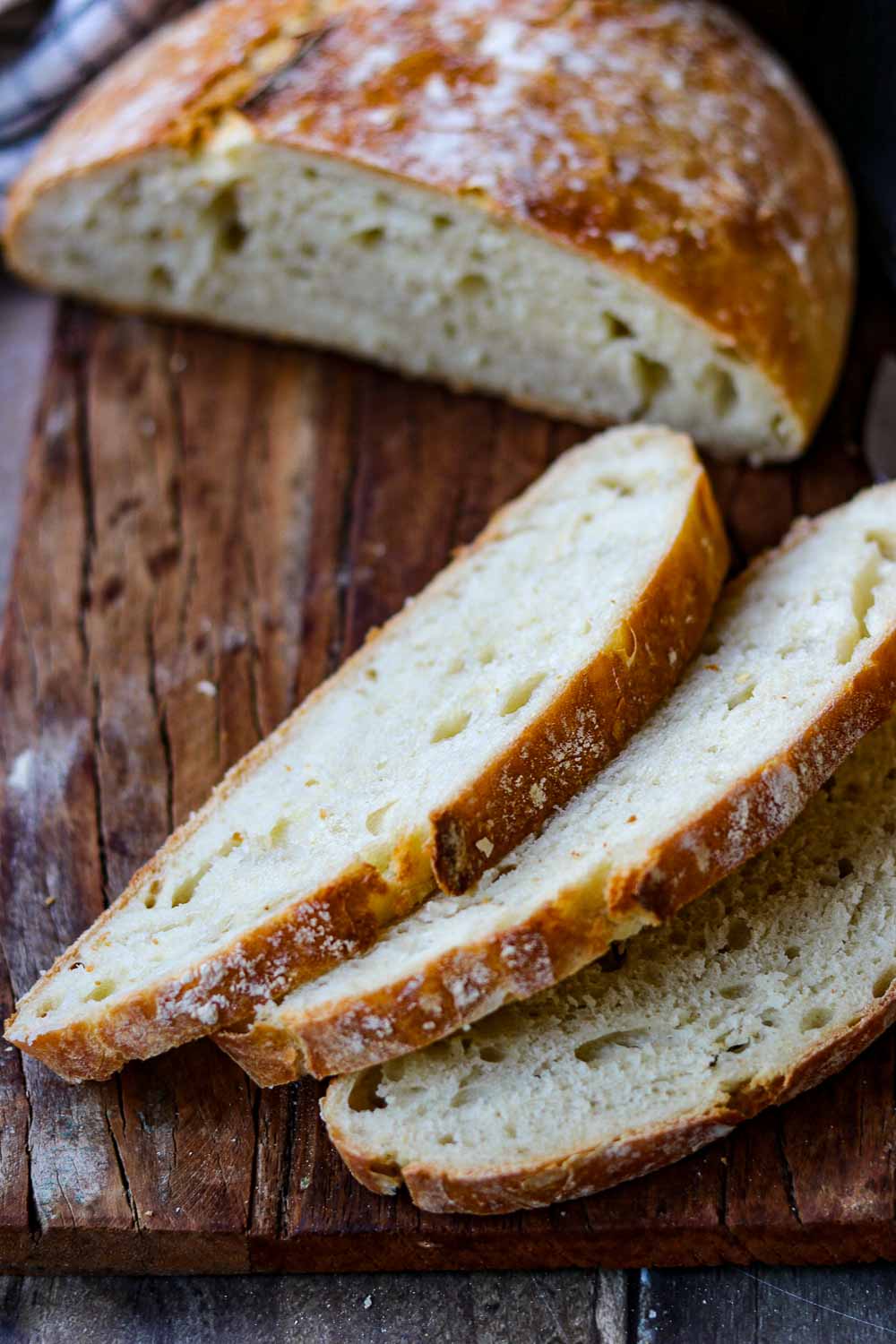 Einfaches Brot ohne Kneten in scheiben geschnitten