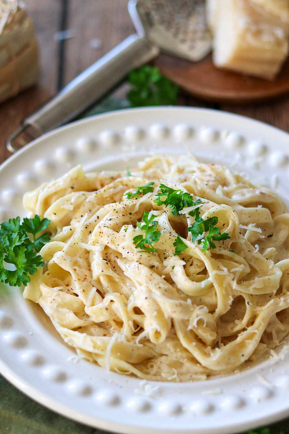 pasta in Cremiger Sahne soße mit Parmesan und frischen Kräutern