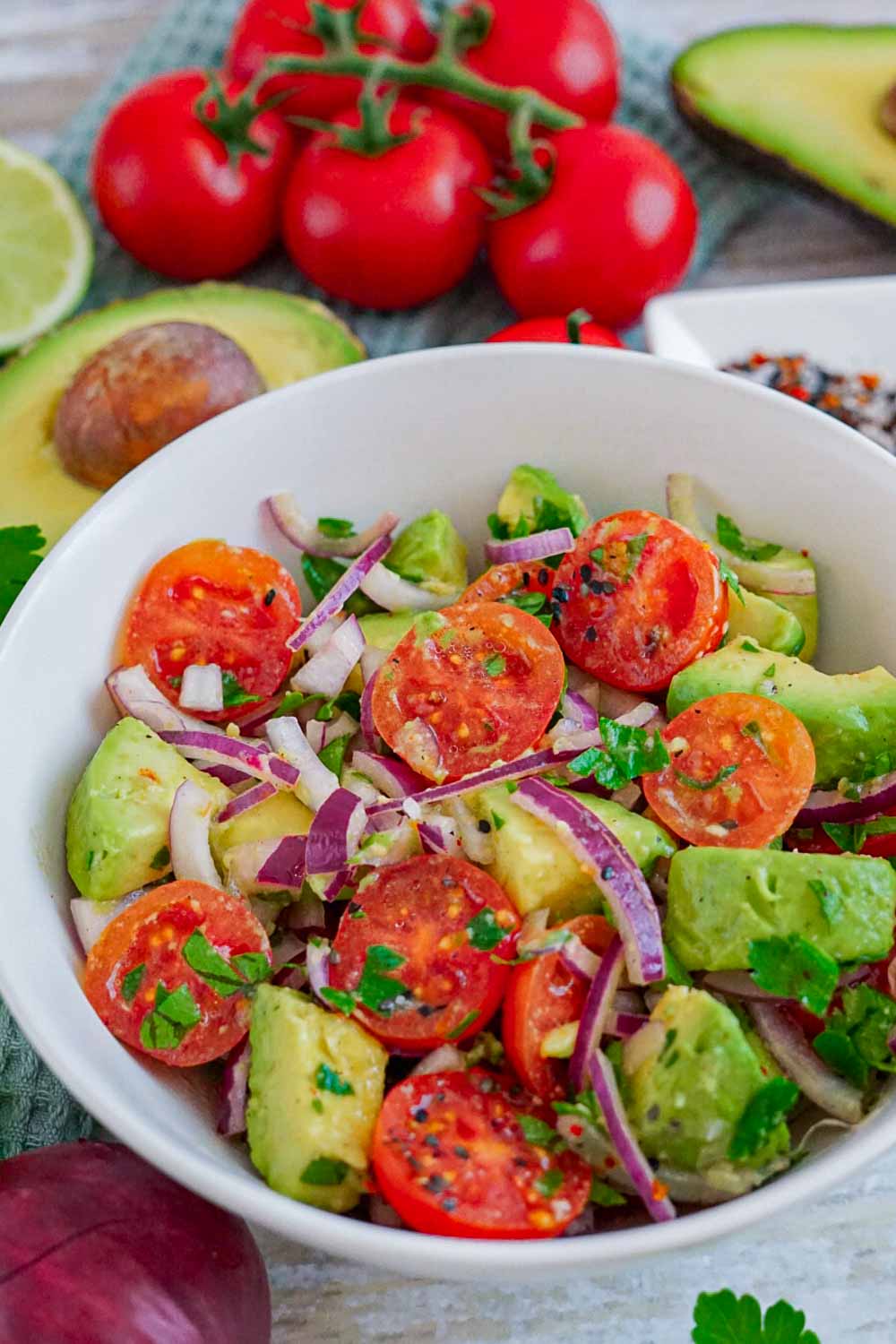 Avocado Salat mit Tomaten roten zwiebeln serviert in schüssel