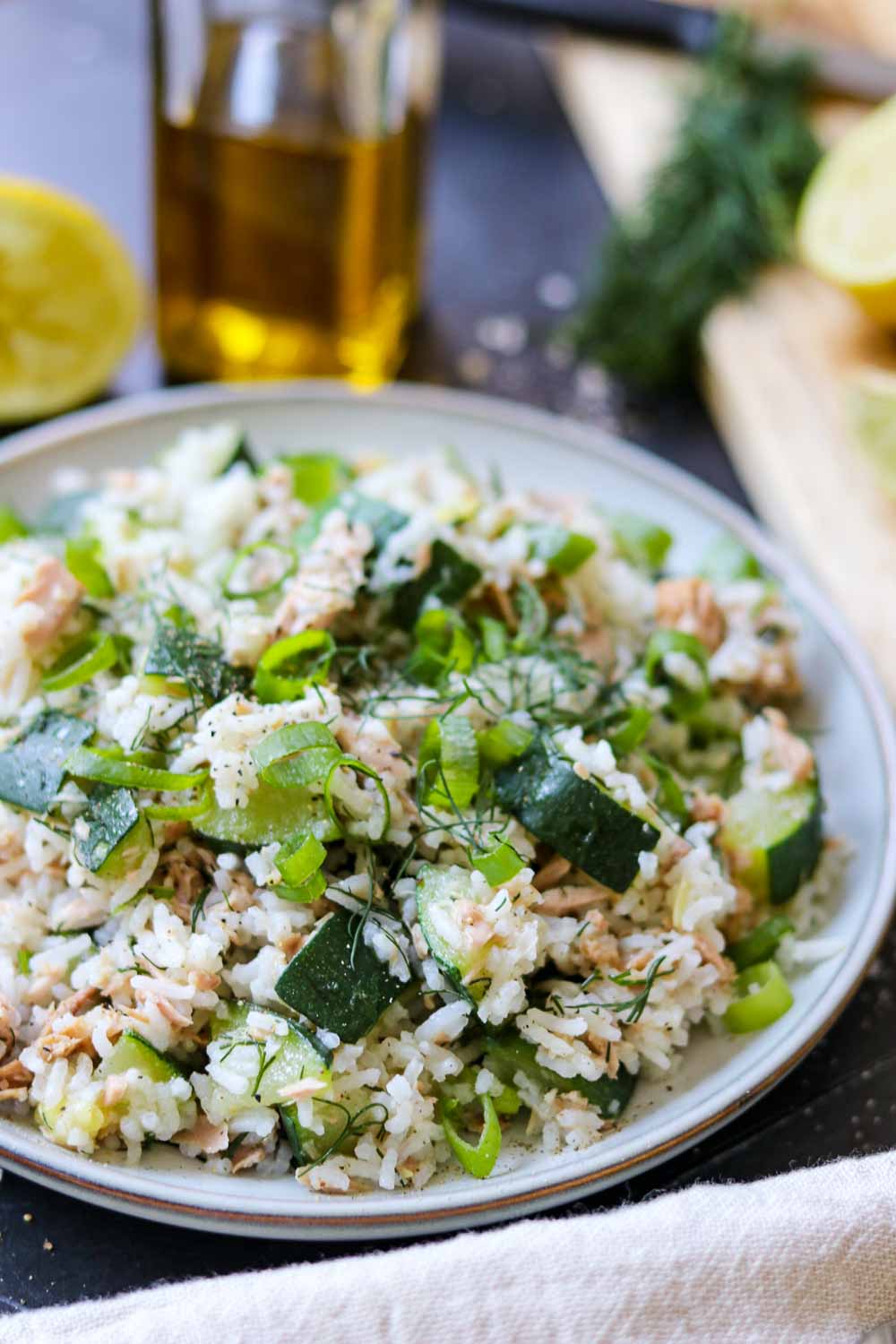 Thunfisch Reis Salat mit dill und Frühlingszwiebeln