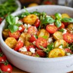 Kartoffelsalat mediterran mit Pesto halbierten Tomaten und Rucola