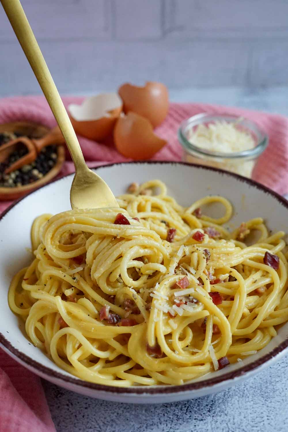 Spaghetti Carbonara ohne Sahne aus nur 4 Zutaten
