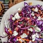 Rotkohlsalat mit Feta & Möhren und gerösteten Walnüssen