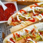 Hot Dog Rezept - amerikanisch mit Sauce, Röstzwiebeln und sauren Gurken