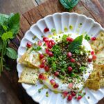 Labneh arabischer Frischkäse selber machen mit Zaatar und Granatapfelkernen serviert