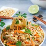 Asiatischer Glasnudelsalat - einfach mit Erdnüssen und Gemüse serviert in weißer Bowl