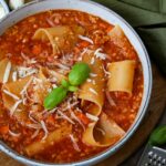Lasagne Suppe mit Hackfleisch in Schale mit Basilikum